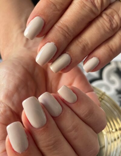 Pose de gainage sur ongles naturels à Thuir - Auréna Beauté
